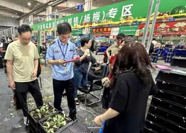 配资股票门户网 浙江一地紧急抽检福建杨梅！记者暗访发现，收购点违规添加防腐剂甜味剂，工人“不敢吃”，商家称“都这样”……